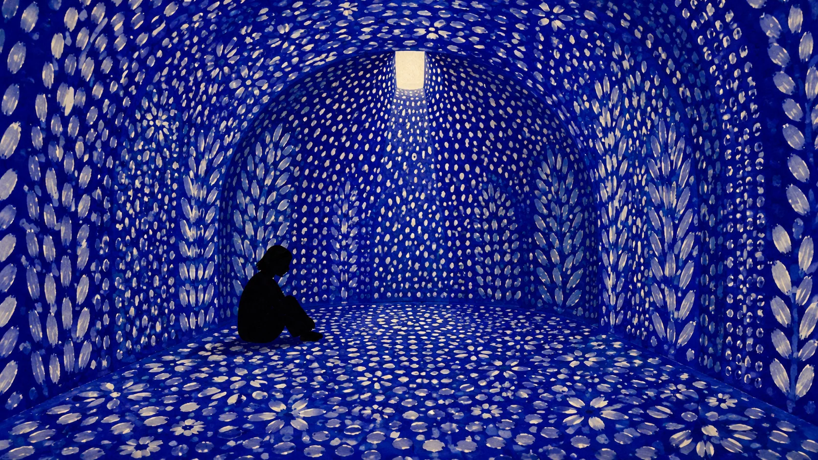 Silhouette dans un espace de motifs bleus avec une ouverture lumineuse, symbole du rapport transformé à la foi et au sens