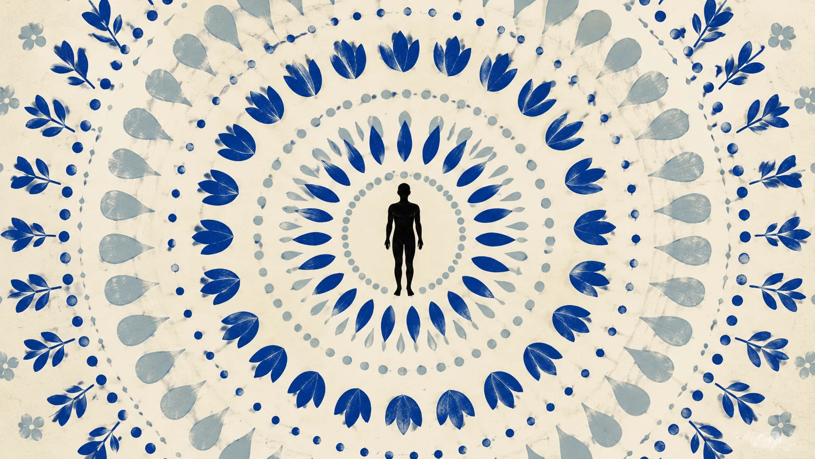 Vue de dessus d'une silhouette allongée au centre d'un champ de motifs organiques cobalt, entourée de cercles concentriques rayonnants sur fond ivoire-crème