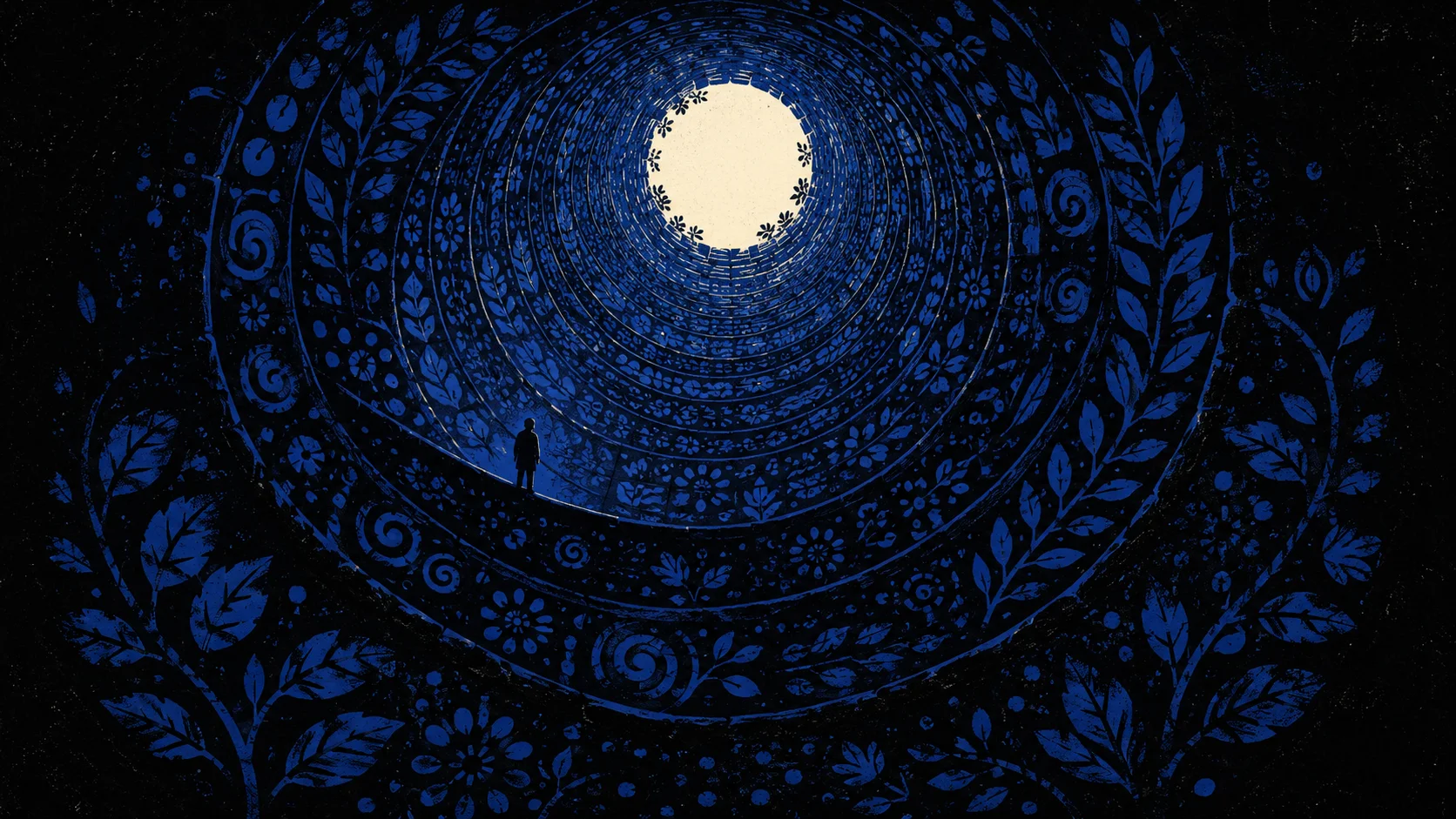 Silhouette minuscule au bord d'un précipice nocturne tapissé de motifs organiques cobalt, lumière diffuse à l'horizon lointain