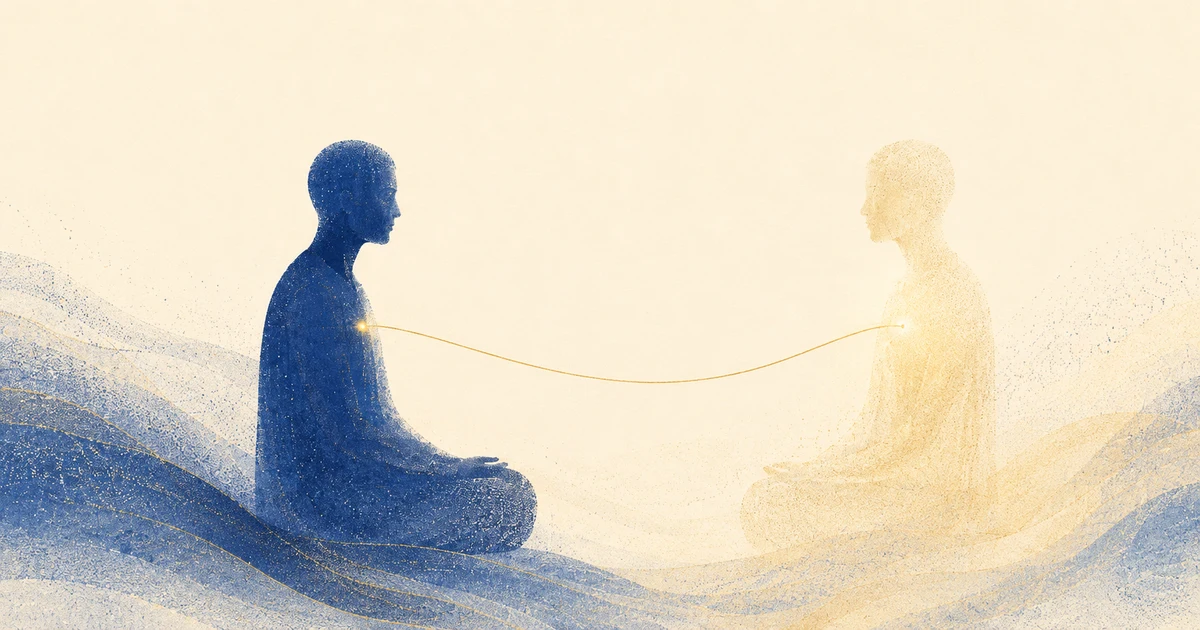 Silhouette assise en méditation face à un reflet plus lumineux d'elle-même, connectées par un fin fil doré, dégradé de cobalt, or et ivoire